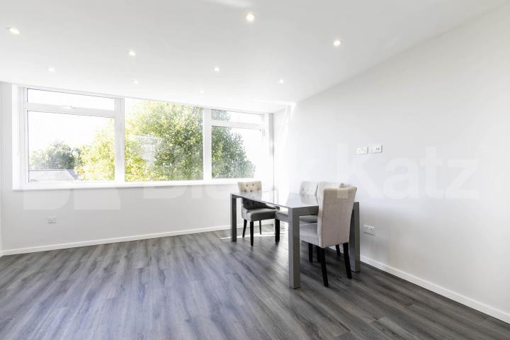 Modern Apartment The Oaks, Queens Park